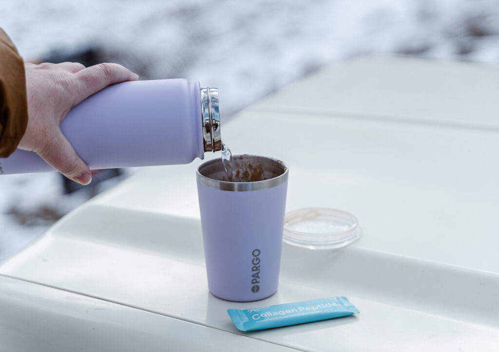 Purple coffee mugs with hot water.